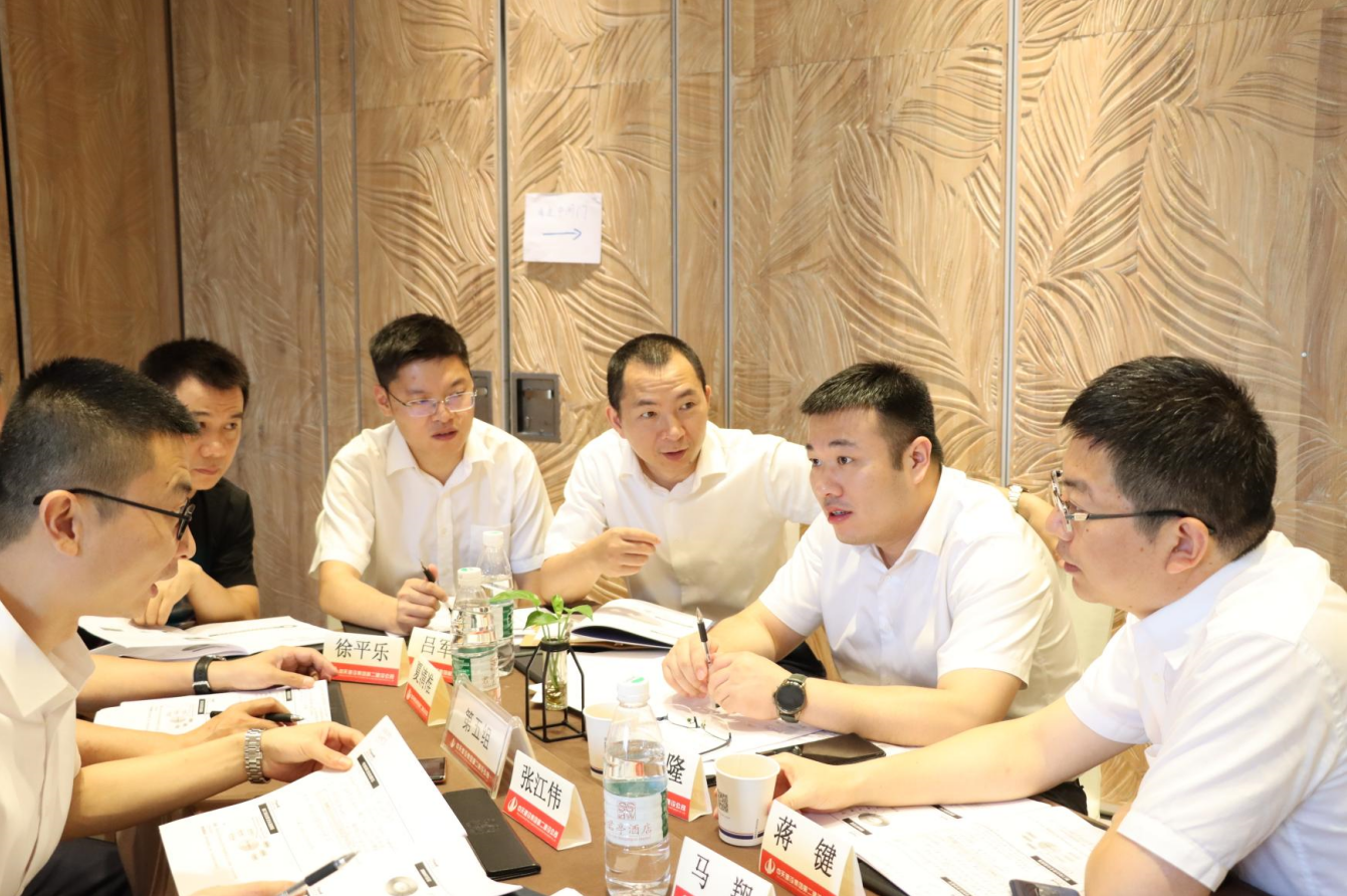 2021年6月25日-26日，东升国际二建组织开展了2021年中高层主管执行力培训。本次培训特邀清华、北大、上海交大总裁班讲师，中国企业家协会特聘高级讲师许晋老师进行授课。