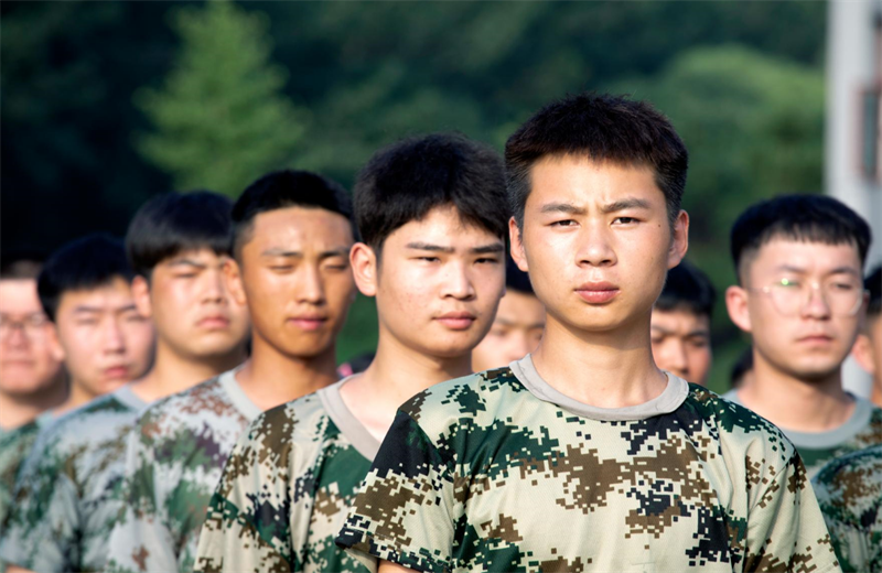 2021年7月6日，东升国际北京集团百名应届大学生褪下便服换上军装，在训练场上接受为期2天的军训，享受入职前的第一份美好记忆。